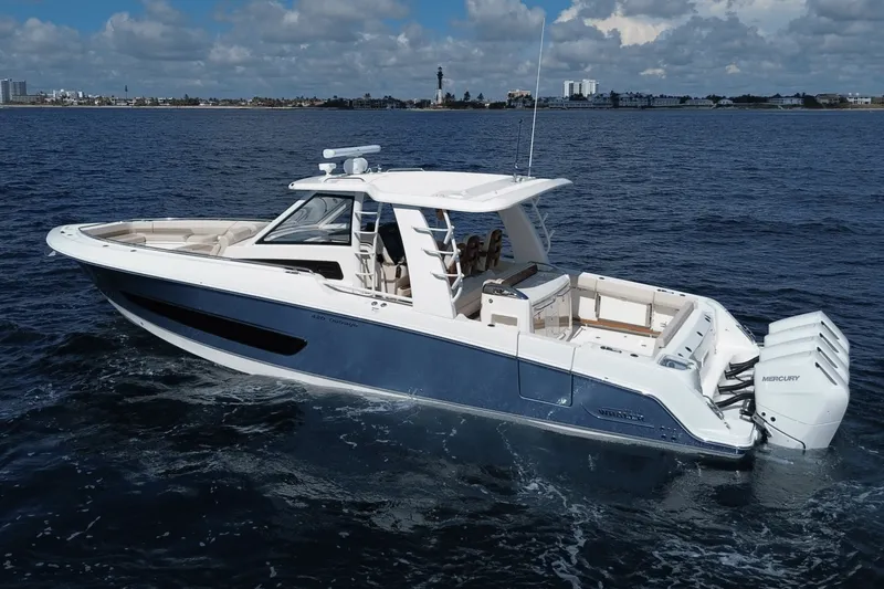 Slide: The Image of Boston Whaler 420 Outrage 2026 - 2