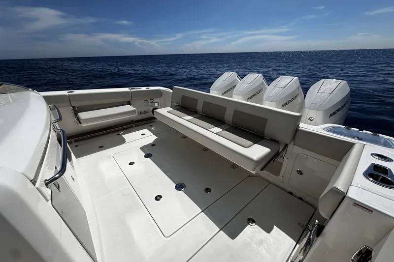 Slide: The Image of Boston Whaler 420 Outrage 2026 - 20