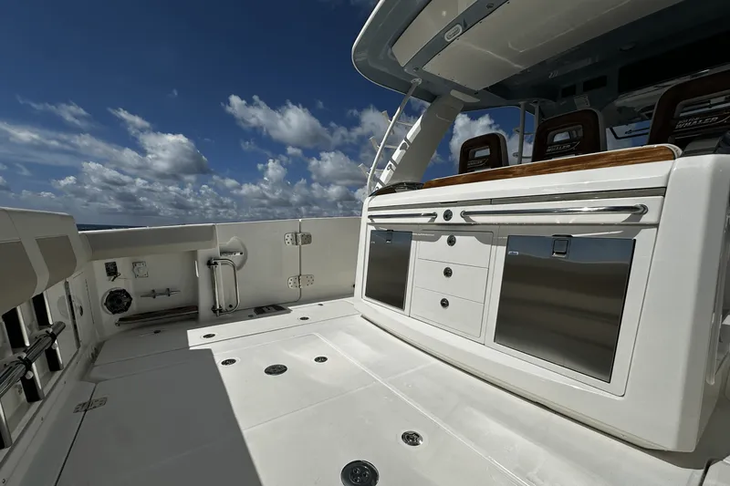 Slide: The Image of Boston Whaler 420 Outrage 2026 - 21