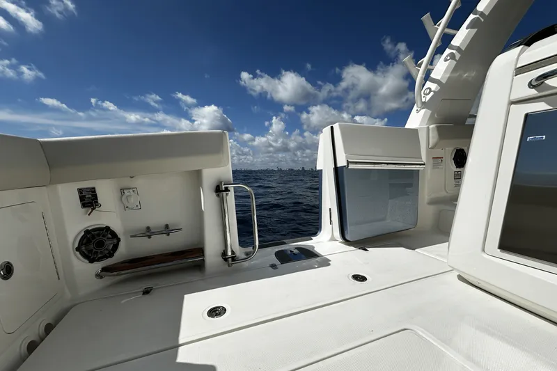 Slide: The Image of Boston Whaler 420 Outrage 2026 - 22