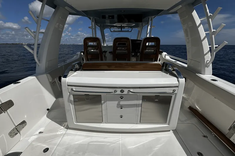 Slide: The Image of Boston Whaler 420 Outrage 2026 - 23