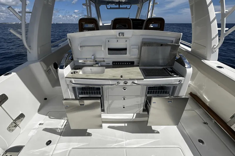 Slide: The Image of Boston Whaler 420 Outrage 2026 - 24