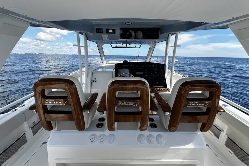 Slide: The Image of Boston Whaler 420 Outrage 2026 - 25