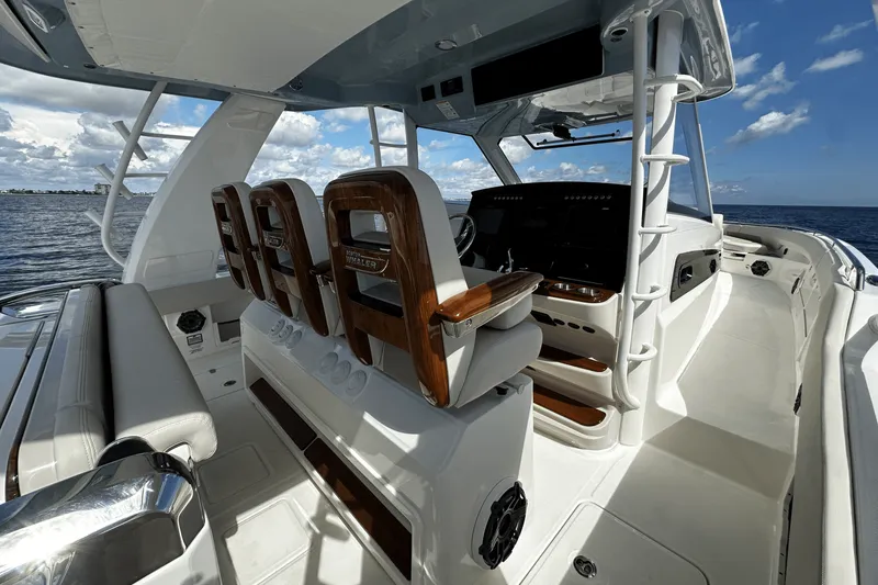 Slide: The Image of Boston Whaler 420 Outrage 2026 - 26