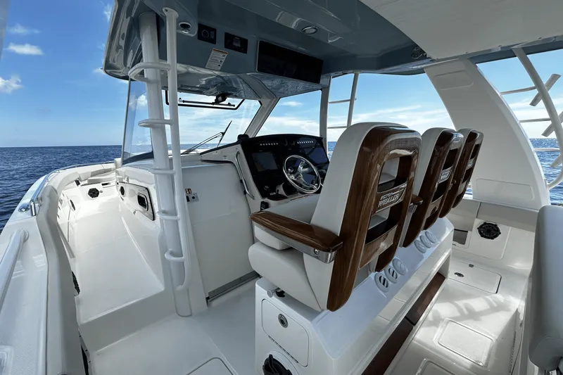 Slide: The Image of Boston Whaler 420 Outrage 2026 - 27