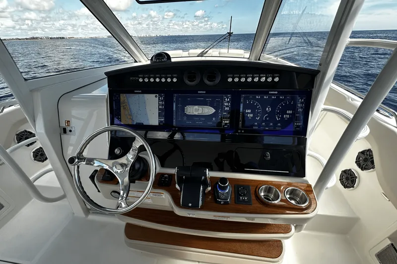 Slide: The Image of Boston Whaler 420 Outrage 2026 - 29