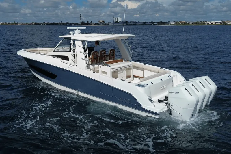 Slide: The Image of Boston Whaler 420 Outrage 2026 - 3