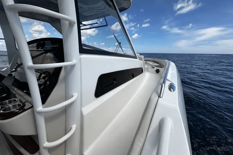 Slide: The Image of Boston Whaler 420 Outrage 2026 - 31