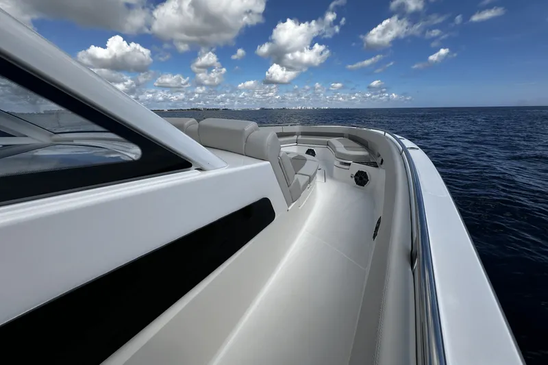 Slide: The Image of Boston Whaler 420 Outrage 2026 - 32