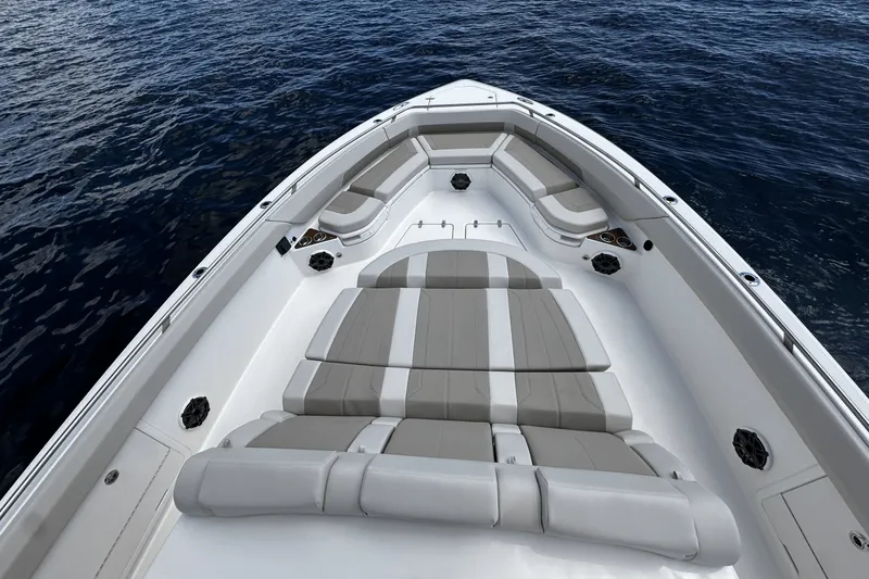 Slide: The Image of Boston Whaler 420 Outrage 2026 - 33