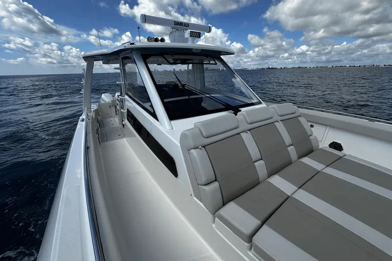 Slide: The Image of Boston Whaler 420 Outrage 2026 - 34