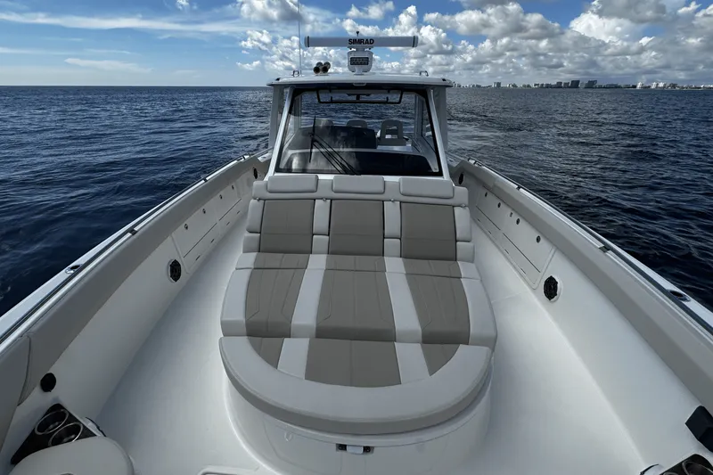 Slide: The Image of Boston Whaler 420 Outrage 2026 - 35
