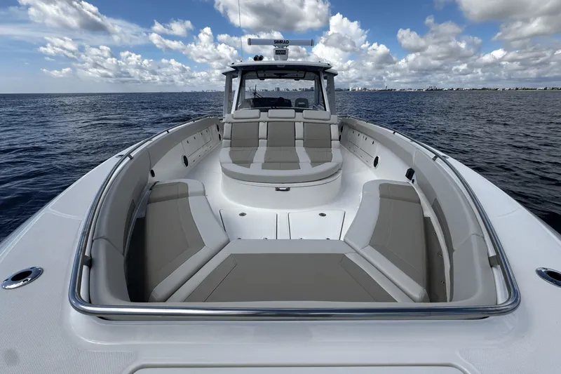 Slide: The Image of Boston Whaler 420 Outrage 2026 - 36