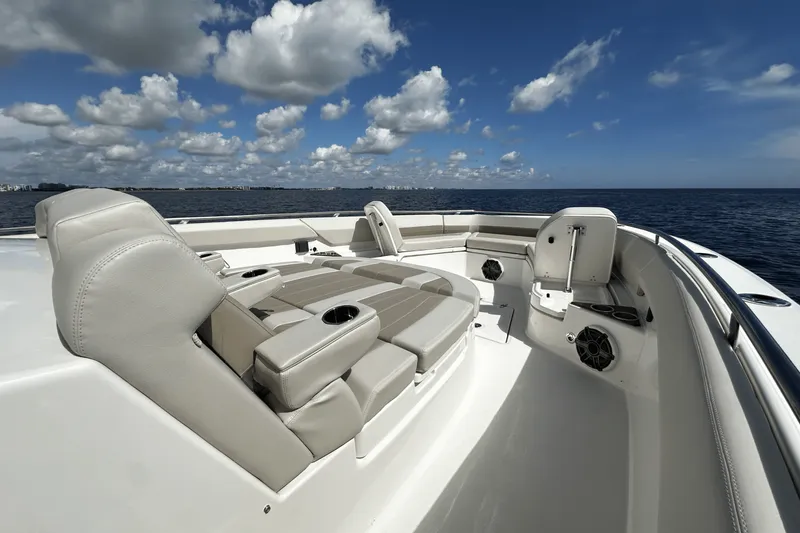 Slide: The Image of Boston Whaler 420 Outrage 2026 - 37