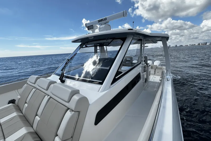 Slide: The Image of Boston Whaler 420 Outrage 2026 - 39