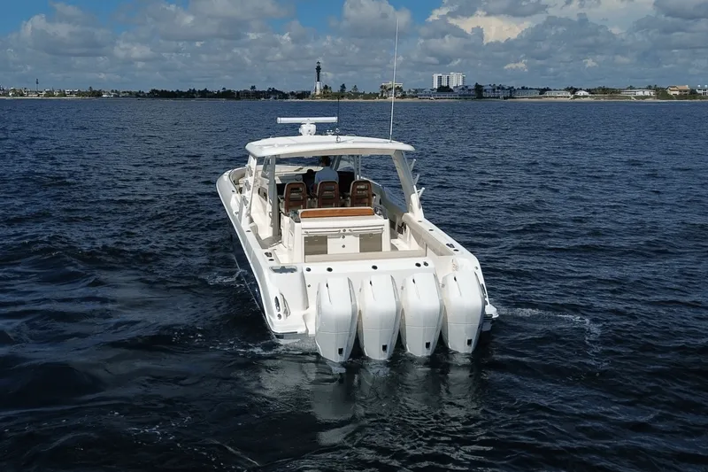 Slide: The Image of Boston Whaler 420 Outrage 2026 - 4