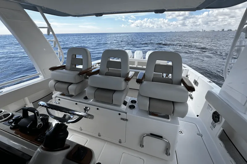 Slide: The Image of Boston Whaler 420 Outrage 2026 - 40