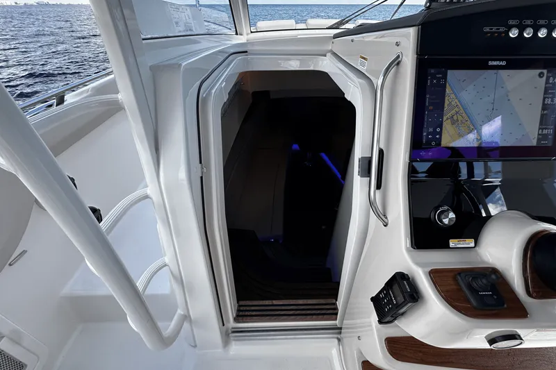 Slide: The Image of Boston Whaler 420 Outrage 2026 - 41
