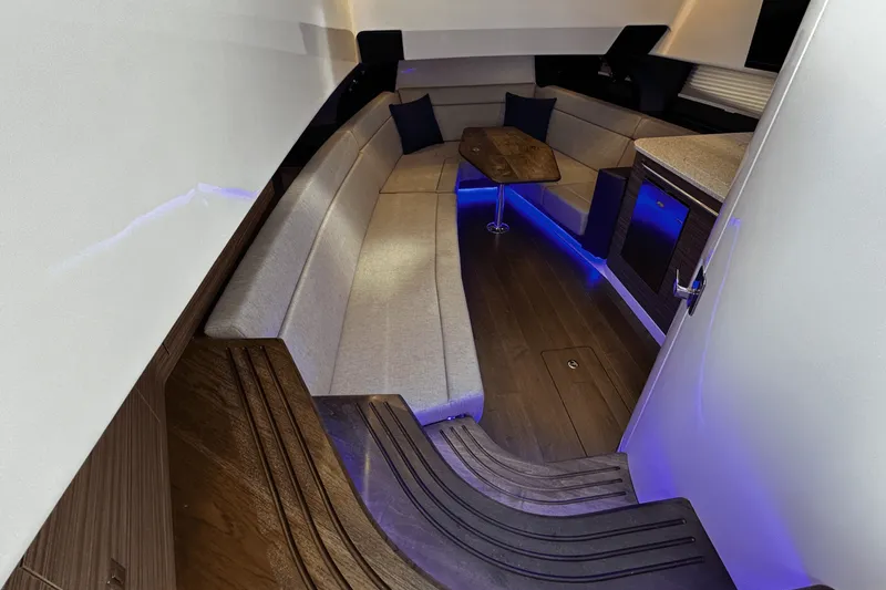 Slide: The Image of Boston Whaler 420 Outrage 2026 - 43