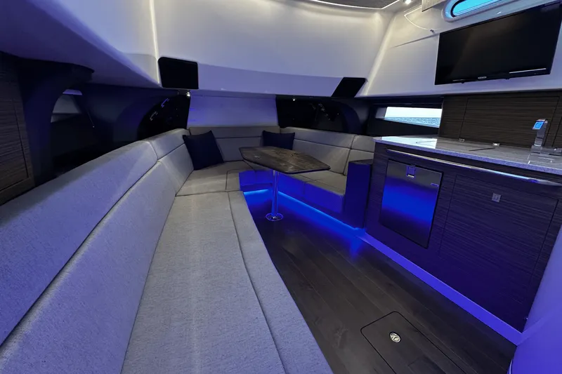 Slide: The Image of Boston Whaler 420 Outrage 2026 - 44