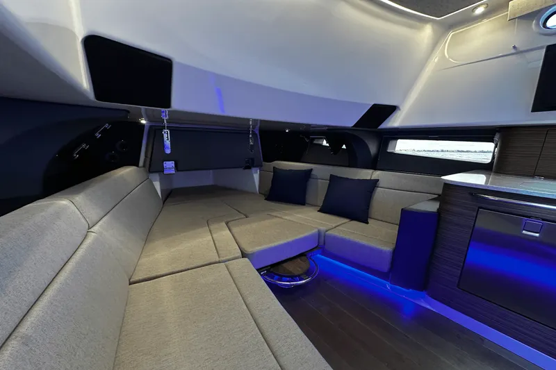 Slide: The Image of Boston Whaler 420 Outrage 2026 - 47