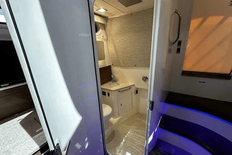 Slide: The Image of Boston Whaler 420 Outrage 2026 - 49