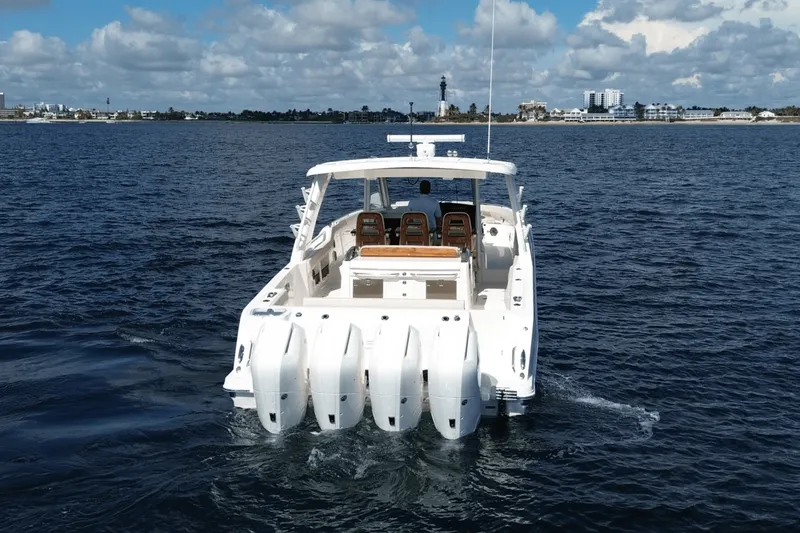 Slide: The Image of Boston Whaler 420 Outrage 2026 - 5