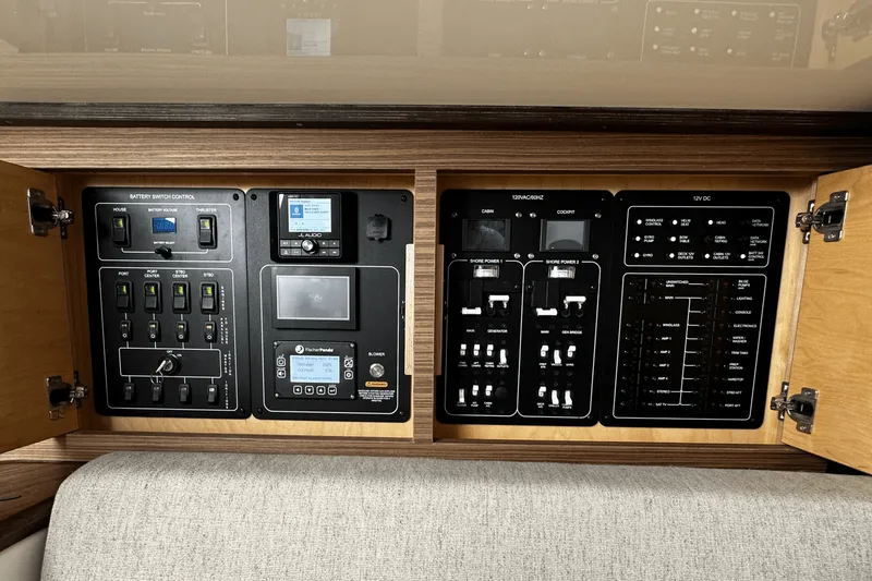 Slide: The Image of Boston Whaler 420 Outrage 2026 - 52