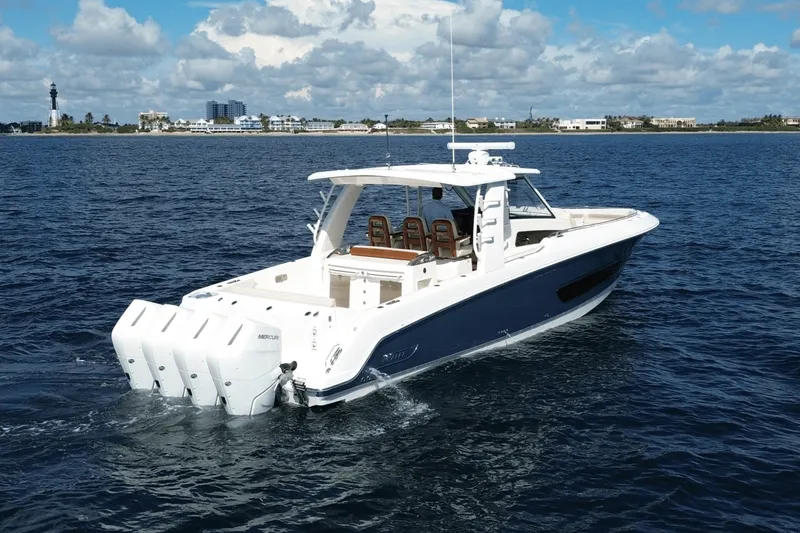 Slide: The Image of Boston Whaler 420 Outrage 2026 - 6