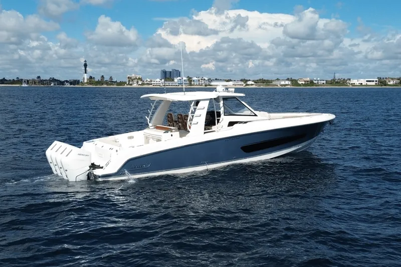 Slide: The Image of Boston Whaler 420 Outrage 2026 - 7