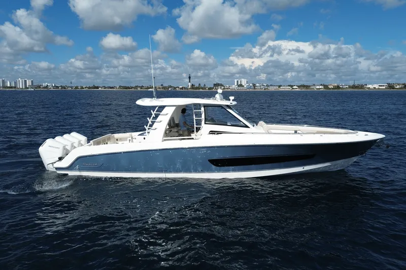 Slide: The Image of Boston Whaler 420 Outrage 2026 - 8