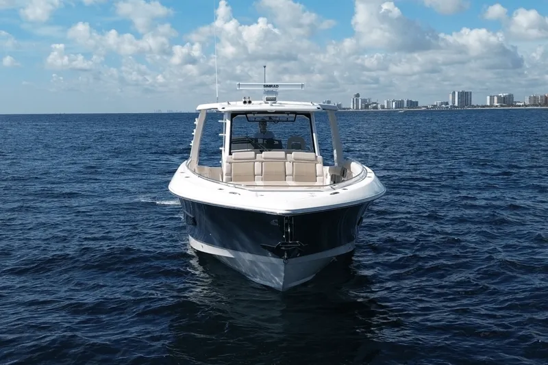 Slide: The Image of Boston Whaler 420 Outrage 2026 - 9