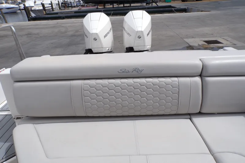 Slide: The Image of Sea Ray 290 SDX-OB 2023 - 25