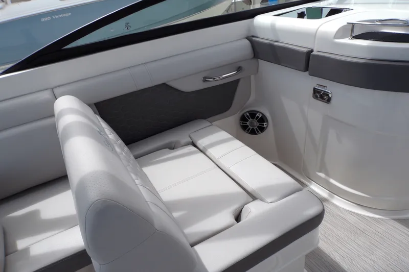 Slide: The Image of Sea Ray 290 SDX-OB 2023 - 26