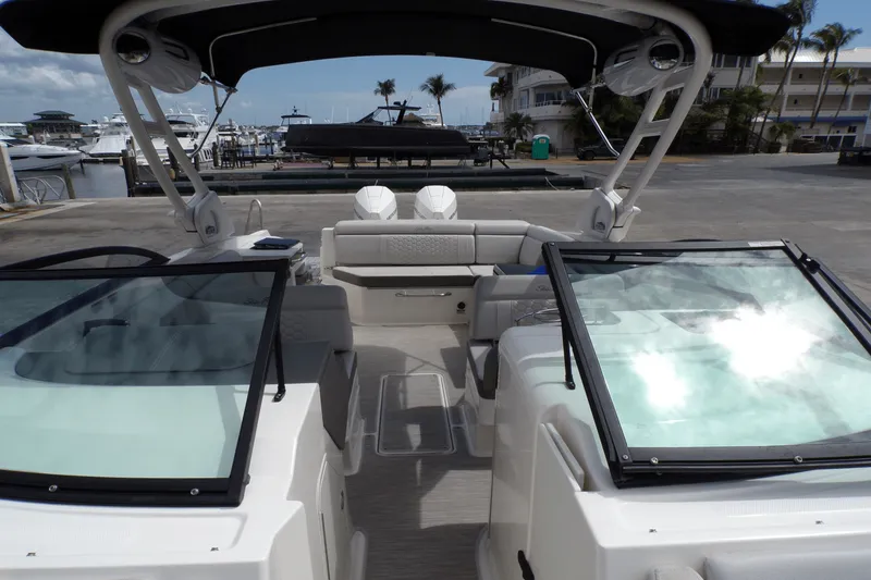 Slide: The Image of Sea Ray 290 SDX-OB 2023 - 32