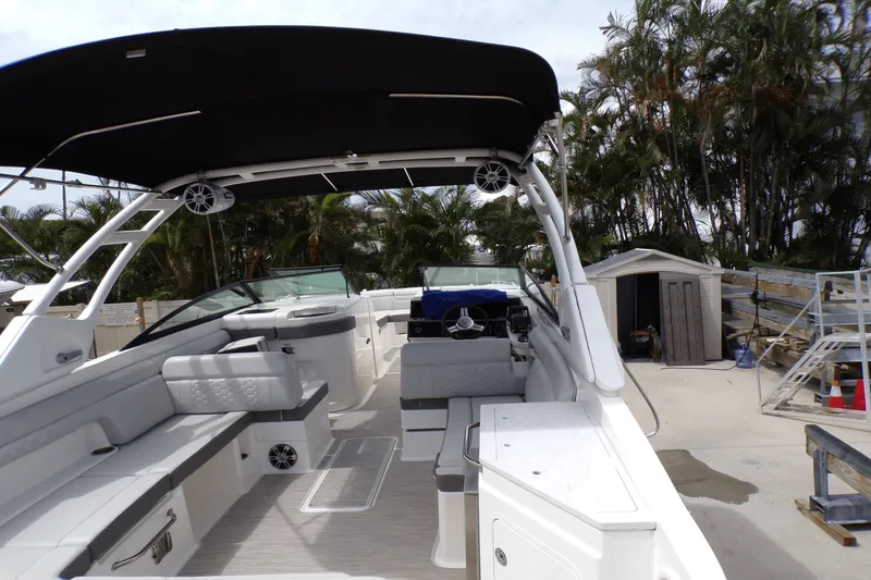 Slide: The Image of Sea Ray 290 SDX-OB 2023 - 36
