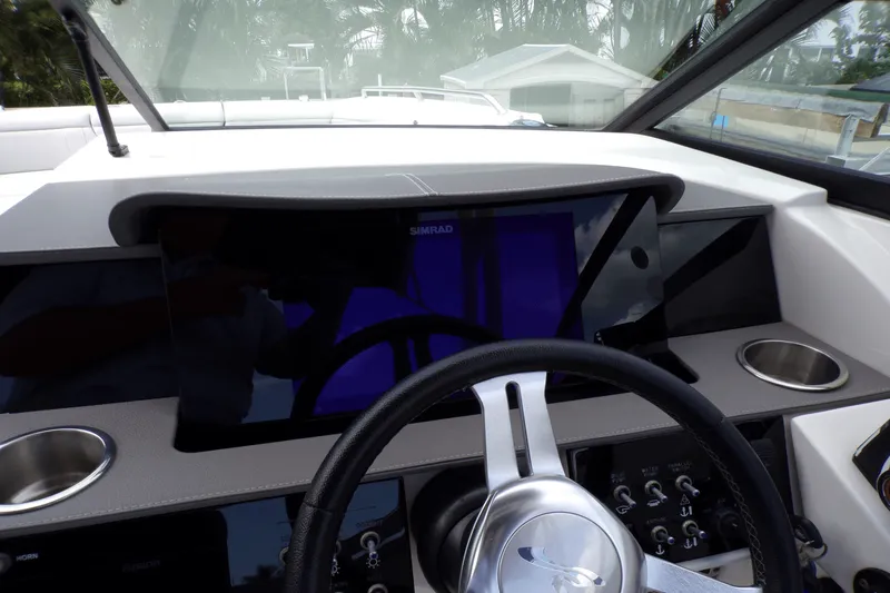 Slide: The Image of Sea Ray 290 SDX-OB 2023 - 37