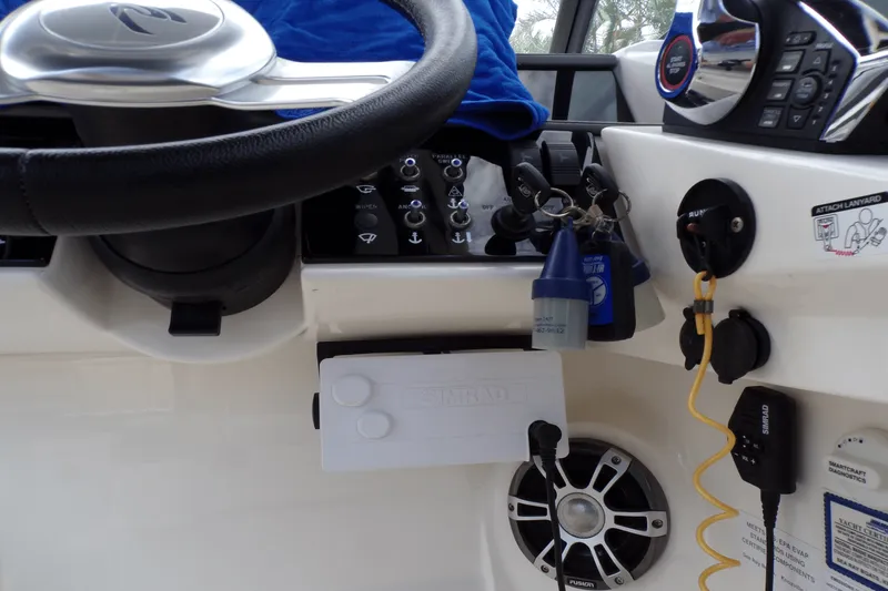 Slide: The Image of Sea Ray 290 SDX-OB 2023 - 38