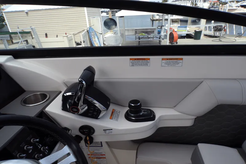 Slide: The Image of Sea Ray 290 SDX-OB 2023 - 41