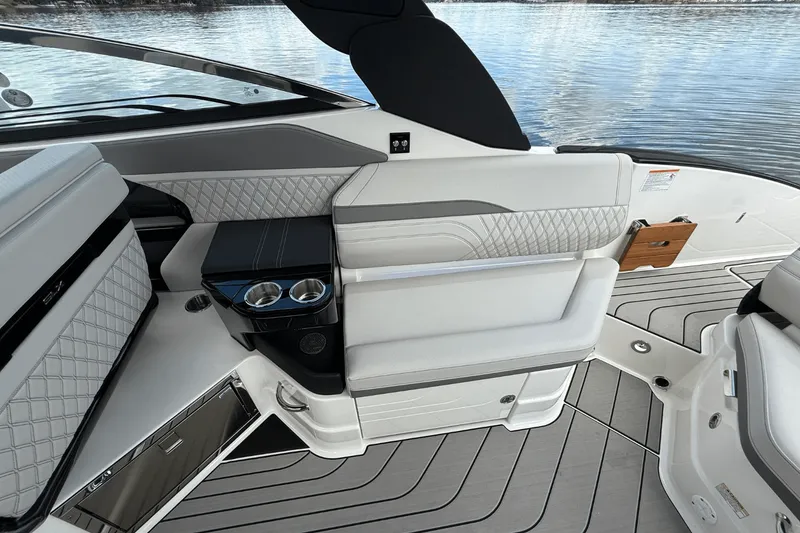 Slide: The Image of Sea Ray SLX 280 2026 - 13