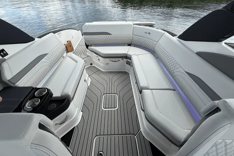 Slide: The Image of Sea Ray SLX 280 2026 - 15