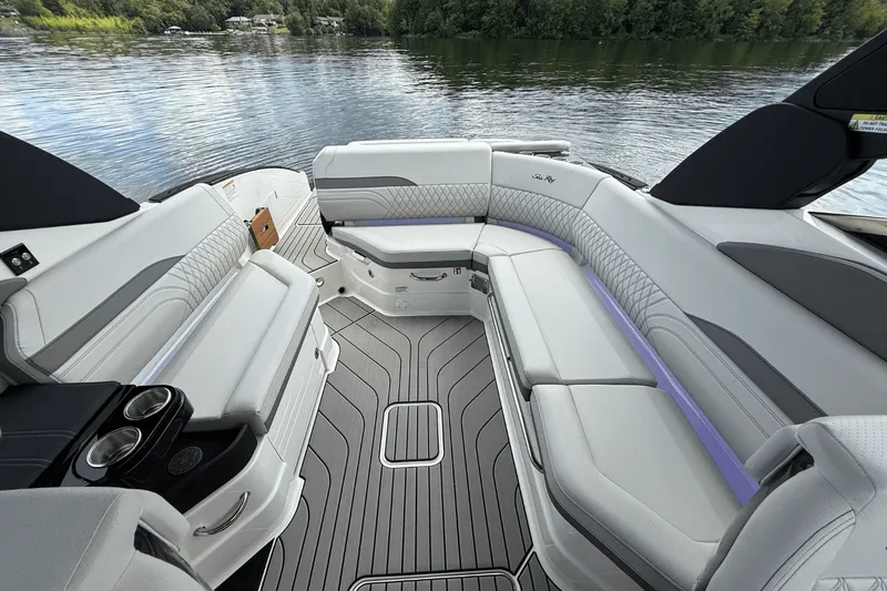 Slide: The Image of Sea Ray SLX 280 2026 - 16