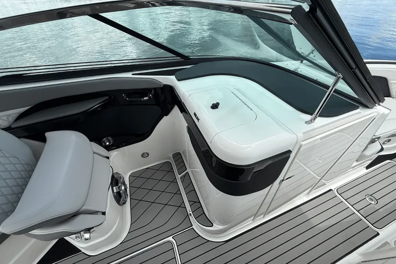 Slide: The Image of Sea Ray SLX 280 2026 - 18