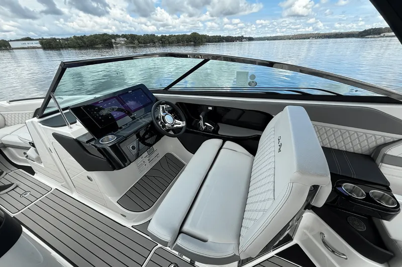 Slide: The Image of Sea Ray SLX 280 2026 - 24