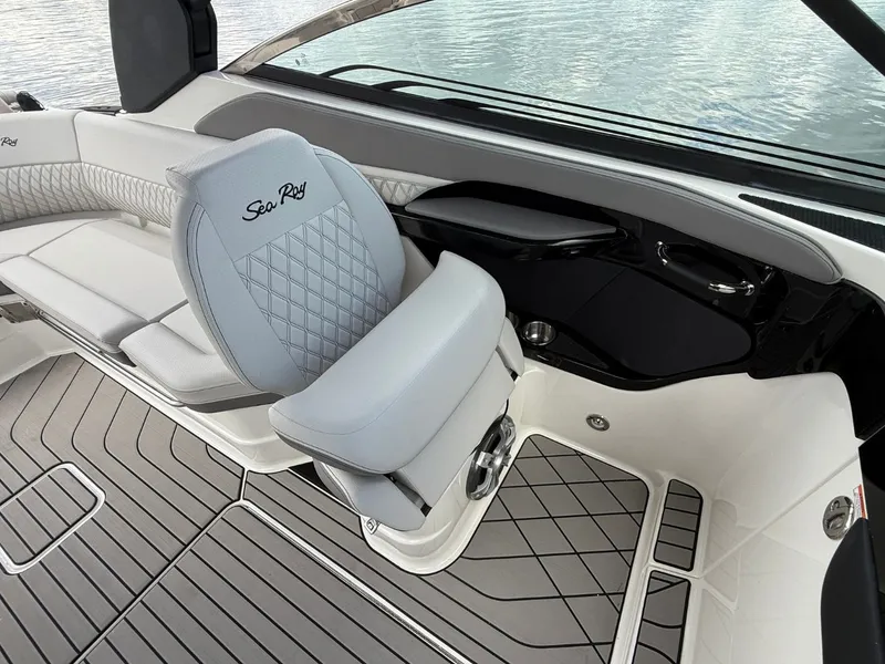 Slide: The Image of Sea Ray SLX 280 2026 - 13