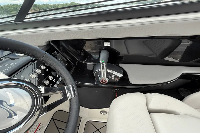 Slide: The Image of Sea Ray SLX 280 2026 - 27