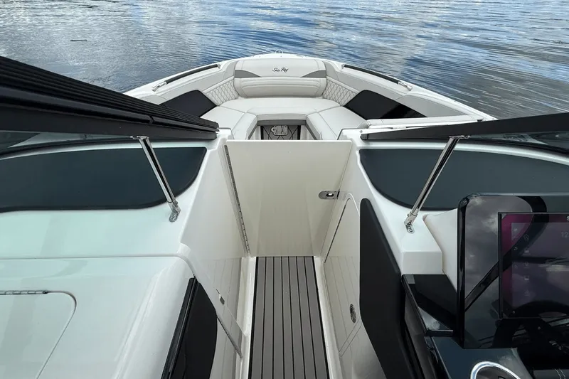 Slide: The Image of Sea Ray SLX 280 2026 - 28