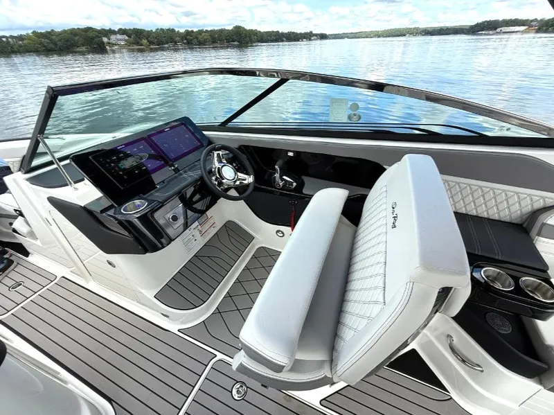 Slide: The Image of Sea Ray SLX 280 2026 - 17