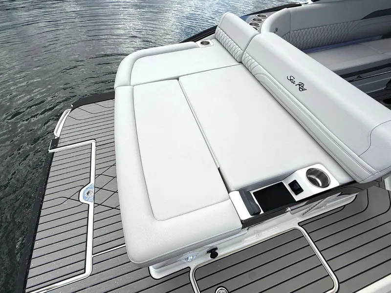 Slide: The Image of Sea Ray SLX 280 2026 - 26