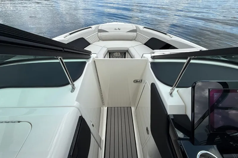 Slide: The Image of Sea Ray SLX 280 2026 - 10